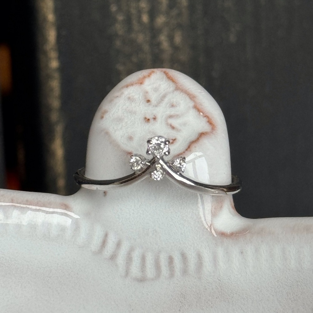 14KWG Diamond Chevron Contour V Ring